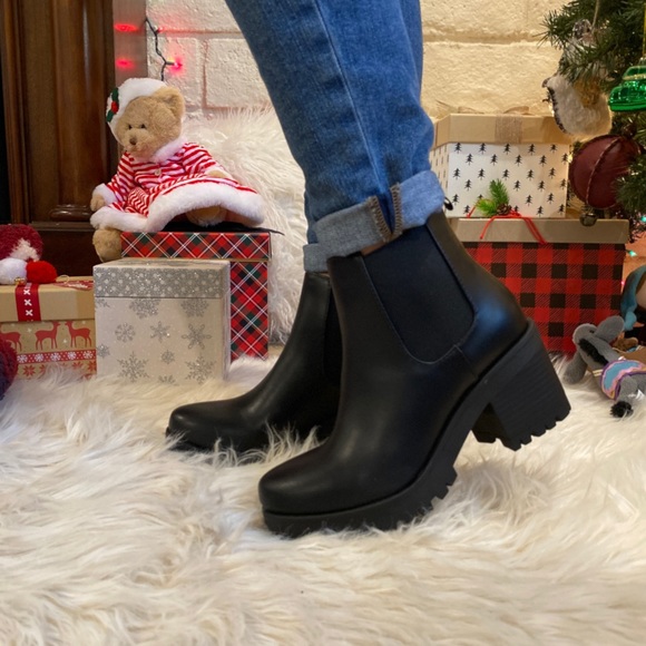 Women Faux Leather Chelsea Ankle boots - Picture 5 of 8